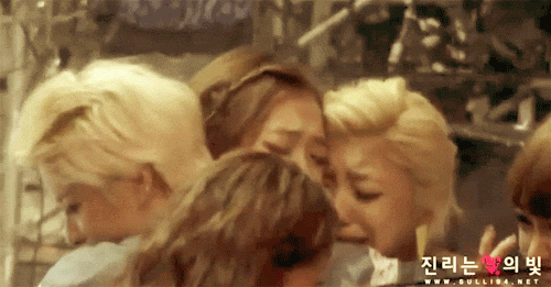 f(x) group hug and crying after their first win