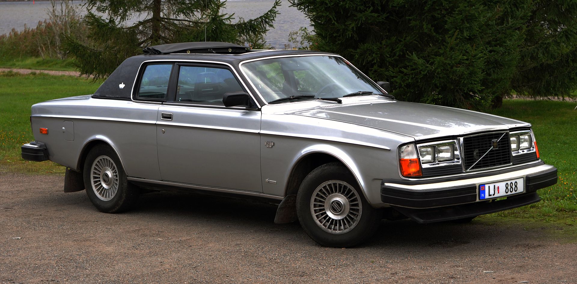 1978_Volvo_262_Coupe_Bertone.jpg