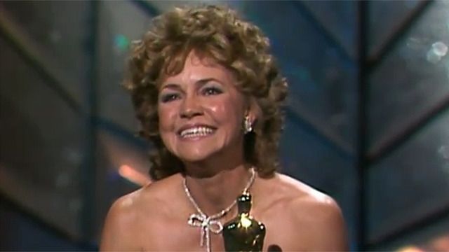 sally-field-oscar.jpg